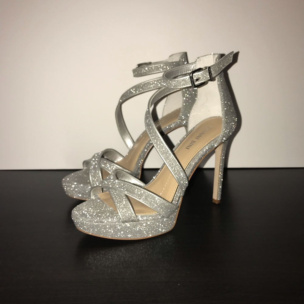 Beautiful Gianni Bini silver heels
